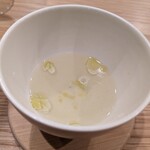 enu - かぶのエキスを抽出した小さなスープ。柚子香りサッパリ、美味しい!