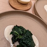 enu - タラのポアレ。白ワインベースのソース。緑はイタリアの野菜カーボロネロ。、タラの焼き加減も最高！