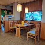 瀬戸よ志 お休み処 - 店内の様子。テーブル席はコチラだけ。