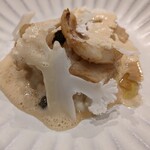 enu - 温前菜。イカと３種の調理法でのカリフラワーを使用。魚介甲殻類ののソースで美味しい！！