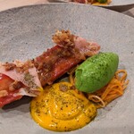 enu - 野菜料理。美星豚で油煮した人参を更に艶煮。ほうれん草のアイスクリーム。生ハムと上にサクサクのパン粉のようなフレークの味と食感と。どれも、おいしい！！