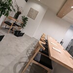 enu - カウンター席と、テーブル席