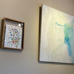 ジュエーメ - 『T-FARM』無農薬ササニシキ “ 出羽鶴 風の音 ” の ラベル（左）と ラッピングペーパー（右） は 『T-FARM』代表・田口さんの娘さんが描いた絵がデザインとなったのだそう