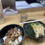 天八うどん どんでん - ミニ牛すじ丼とわかめきざみわかめそば@780円