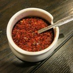 焼とり弁慶 - 唐辛子の粉をかけて美味しく食べられます。