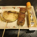 焼とり弁慶 - つくねや玉ねぎもおいしいです。