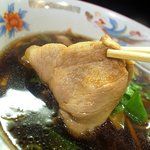 麺屋 丈六 - チャーシューは２枚入っていて、なかなかの美味しさです。