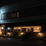 魚勝 - なぎさ通り沿いにあります