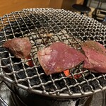 Horumon Aoki - 網加減を把握したところで牛ハツの大きい子を焼き焼き