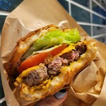 MEATkitchen MEとYOU ビストロ酒場 - チェダーチーズハンバーガー 1280円