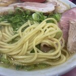 豚平 - 豚平ラーメンの麺（2023年12月）