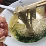 黄金の塩らぁ麺 ドゥエイタリアン 市ヶ谷本店 - 麺リフト