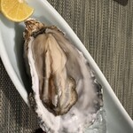 ひたち野いしざき - 厚岸産の生牡蠣　レモンを文字通り一滴　自身の塩味だけで。一口で。一回だけ噛みました。うまい…