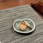 ひたち野いしざき - 里芋と牛蒡を揚げたもの　わずかな塩味、土の香り。ほのかな甘み。日本酒の深みへの案内役