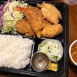とんかつ春 - テイウクアウトのスペシャル定食。同じく1300円でお味噌汁もついてくる。お弁当箱を捨てるのがもったいないくらいとてもしっかりした容器。