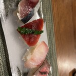 ひたち野いしざき - 空きっ腹すぎと思ったのか、お米を出してくれました。シメサバ、本マグロ、オナガダイ、ローストビーフ