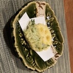 ひたち野いしざき - いろいろな対戦相手が列をなしてやってくる。大葉に包まれているのは白子(多分タラの)   ほのかな『海』ほのかな『山』…日本酒のほのかな味わいが明瞭になる。