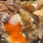 焼肉ホルモン 神戸浦島屋 - 国産牛 すき焼き丼（断面）