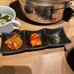 Yakiniku Horumon Koube Urashimaya - キムチ、カクテキ、海苔の佃煮