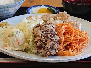 Yokokawa - よこかわ ＠茅場町  しゅうまい御飯 反対側からの眺め ポテサラ・鶏の唐揚げ・ナポスパ