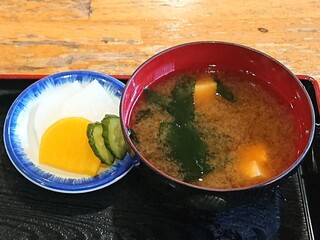 Yokokawa - よこかわ ＠茅場町  しゅうまい御飯に付く漬物と豆腐・若芽の味噌汁