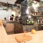 レストラン アニス - 店内のオープンキッチンの風景です