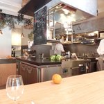 レストラン アニス - 店内のカウンター席の風景です