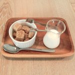 レストラン アニス - メニュー 3800円 の角砂糖とミルク