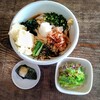 地粉うどん わだち草 - 温かい揚げもちぶっかけの大盛りとAランチセット(サラダ小鉢+おむすび)
