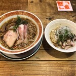 麺屋 Somie's - 魚介醬油ラーメンと和え玉のサイズ感