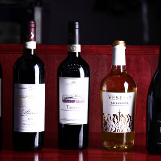 We have a wide variety of carefully selected wines carefully selected by the owner, which will brighten up your story.