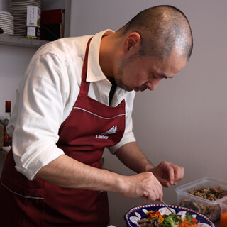 曾在米其林星級義大利餐廳擔任副主廚的主廚。