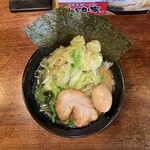 横浜家系ラーメン いりなか家 - 醤油豚骨＋野菜＋味玉＋ほうれん草増し