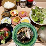 寿司とMAS - 「おばんざい」セット。メインの料理を煮魚､焼魚､お刺身の中から選べるので煮魚をチョイス。今日は銀だらの煮付けでした。
            それに「ちょこっと刺身盛り」をトッピング。