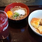 そばいきんぐ - こちらは温そばです。味付けは同じ。