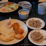 ２人でテーブルいっぱい。