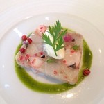 レザンファン ギャテ - 天使の海老とえび芋のテリーヌ、スモークしたクリームとバジルソース。