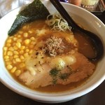 和田屋 - もろこし香る焦がしチーズカレーラーメン。
            
            濃厚なカレースープに濃厚なチーズ！
            カルボナーラをカレー味で食べている様な錯覚も。
            ボリュームも感じる一杯でした。
            