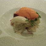 レ セゾン - 前菜・茄子と毛蟹に赤ピーマンのソルベを添えて、カニミソのシャンティイ