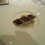 レ セゾン - 魚料理・強火で焼いた黒鯛　海藻バターを絡ませたじゃがいものエグラセとニンニクのコンフィを添えて　雲丹と貝のジュ