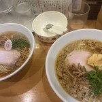 斗香庵 HIGASHI - 左　斗香庵の中華そば　右　鶏中華そば背脂トッピング