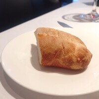 エルルカン・ビス - バゲット。食べ終えるとお声掛けくださってすぐ追加を持ってきてくださいます。