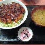 マルモ食堂 - ソースカツ丼。お新香とみそ汁付き。