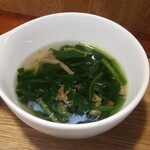 キッチン ブルー グローブ - ほうれん草スープのアップ