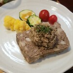 キッチン ブルー グローブ - 合挽肉と里芋のテリーヌのアップ
