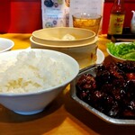 Tenshin Yamucha Shukan Shoumon - スペアリブの黒酢豚と小籠包セット(ご飯大盛り) 1500円、ご飯の大盛り無料、お替り無料になります