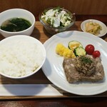 キッチン ブルー グローブ - 合挽肉と里芋のテリーヌ　茸のデュクセル添え