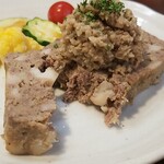 キッチン ブルー グローブ - テリーヌの断面、里芋が見えます