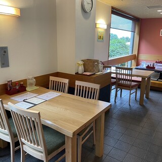 開放的な空間で、季節を感じながらゆったりお食事をどうぞ