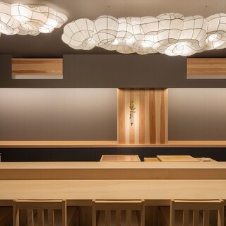 雲形の照明が優しく照らす洗練された空間で特別なひとときを…